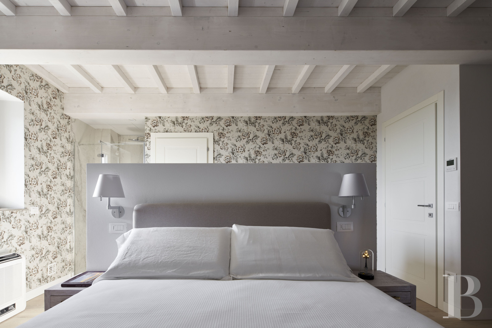 En Toscane, au nord de Vinci et non loin de Florence, une ancienne ferme du 19e siècle au milieu des oliviers - photo  n°26